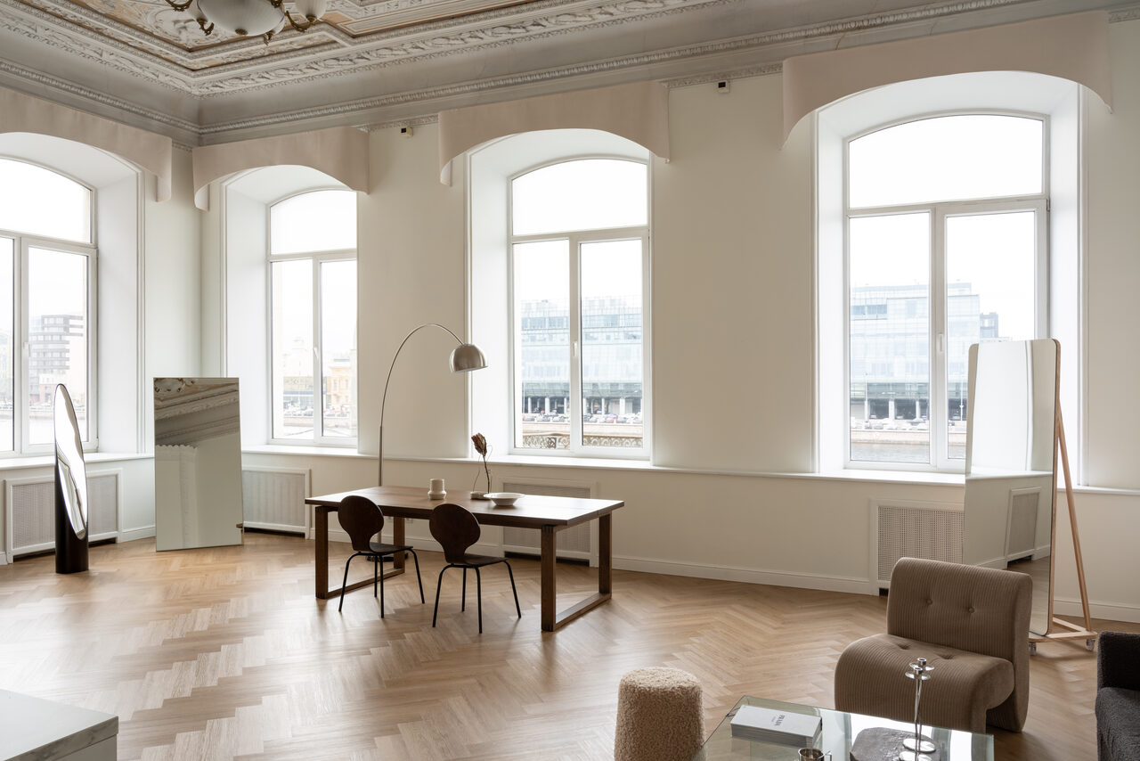 Арендовать Statement(Заявление). Особняк XIX века с лепниной и каминами