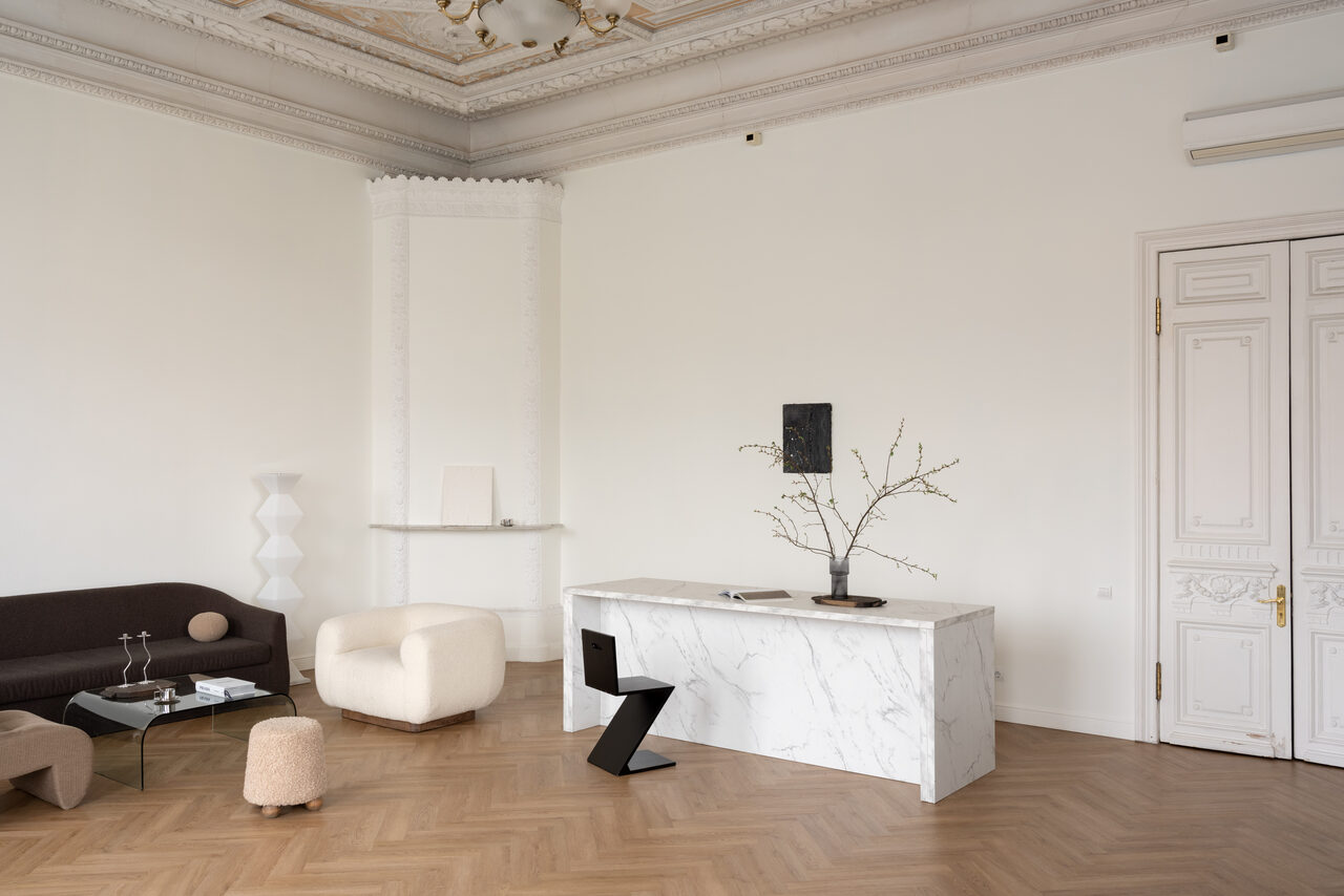 Арендовать Statement(Заявление). Особняк XIX века с лепниной и каминами