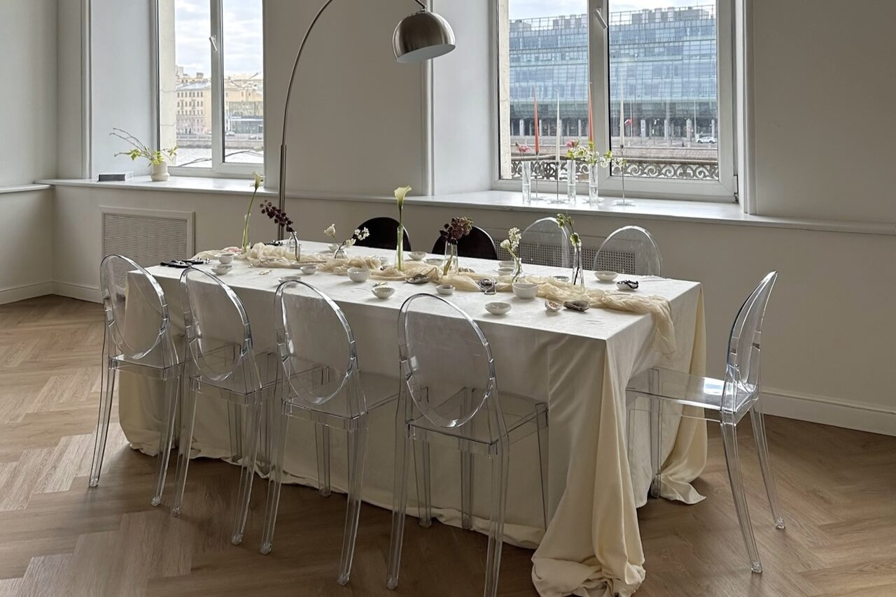 Арендовать Statement(Заявление). Особняк XIX века с лепниной и каминами