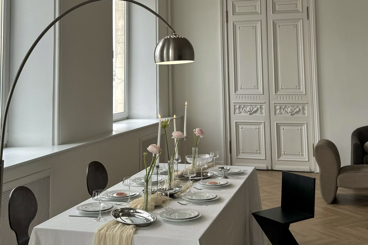 Арендовать Statement(Заявление). Особняк XIX века с лепниной и каминами