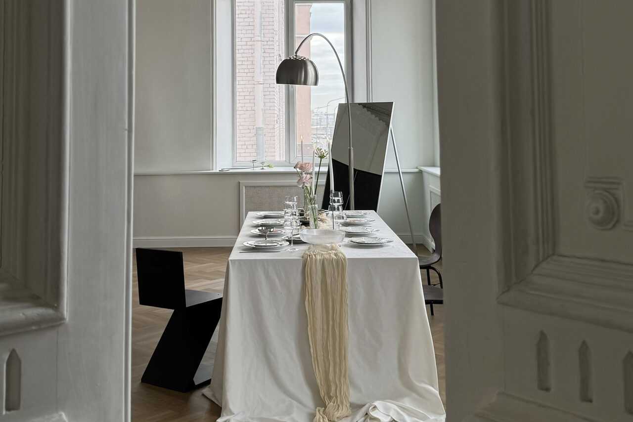 Арендовать Statement(Заявление). Особняк XIX века с лепниной и каминами