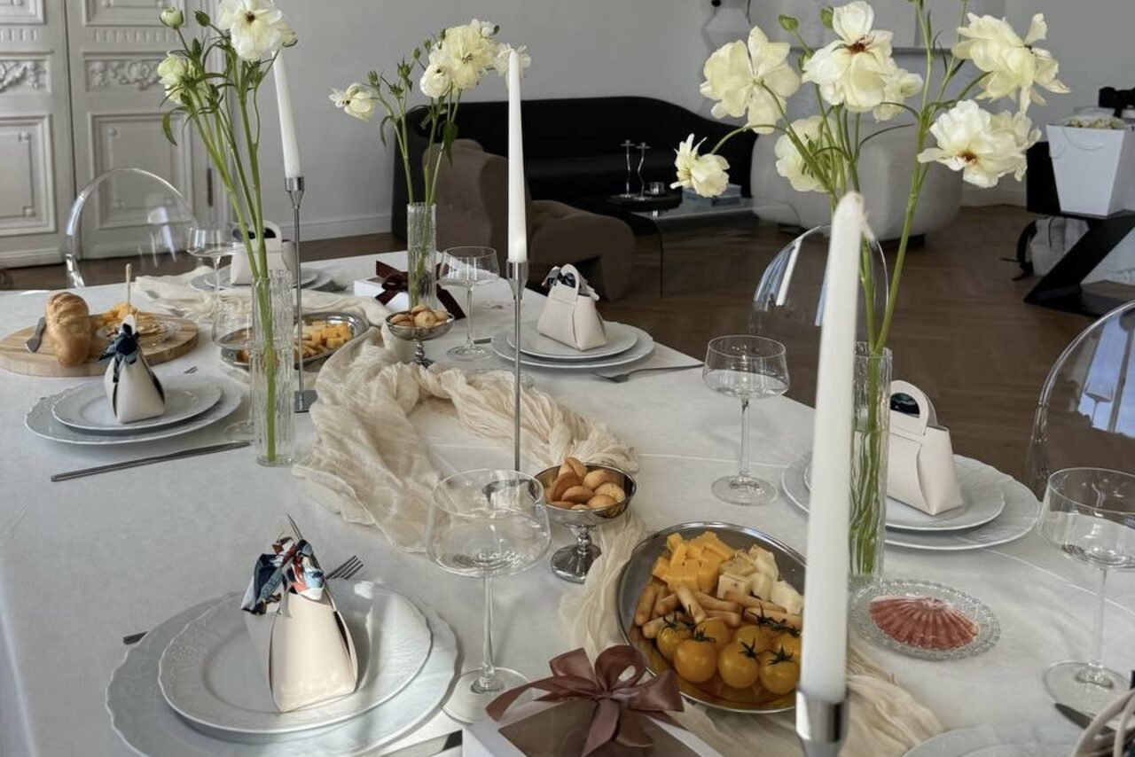 Арендовать Statement(Заявление). Особняк XIX века с лепниной и каминами