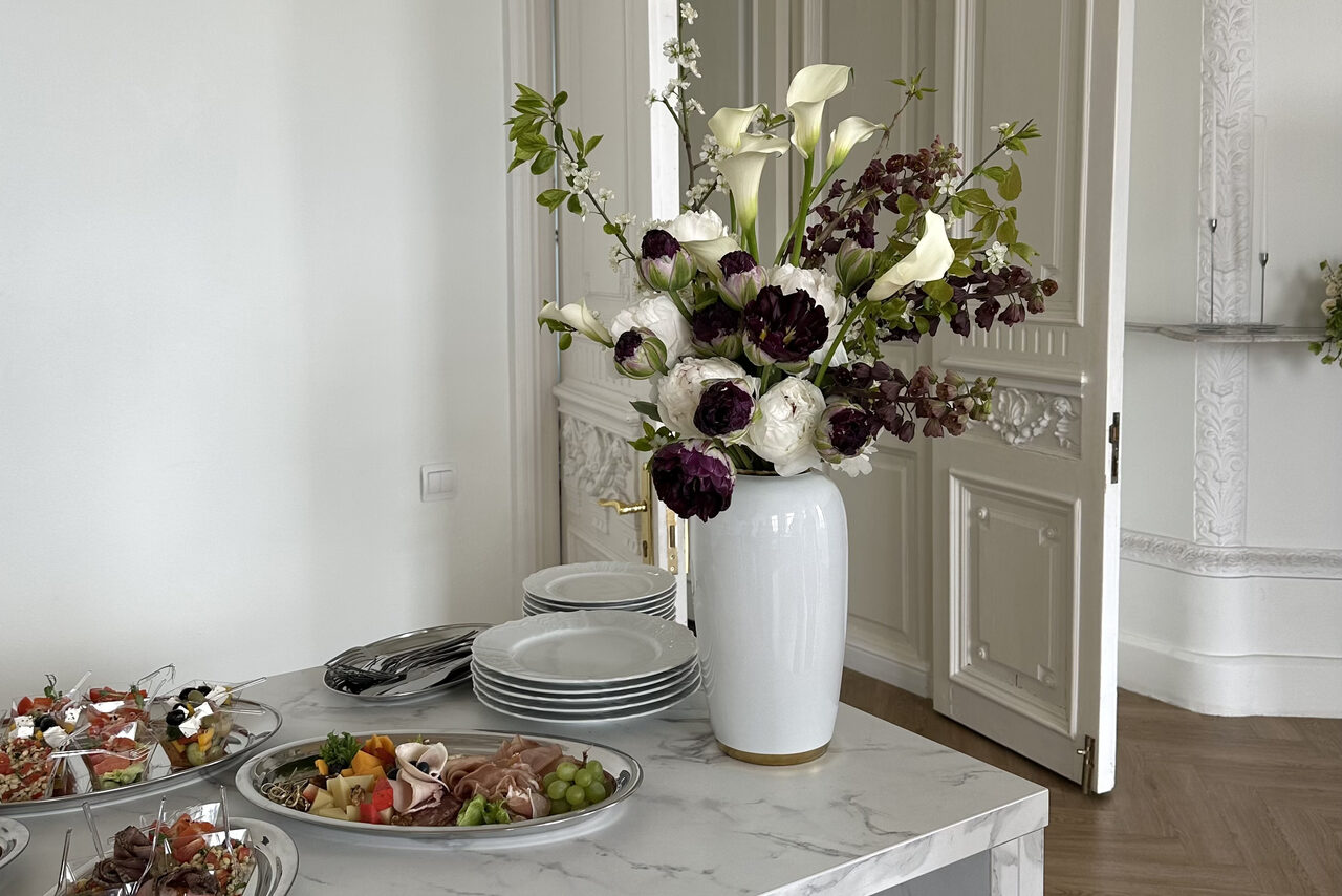 Арендовать Statement(Заявление). Особняк XIX века с лепниной и каминами