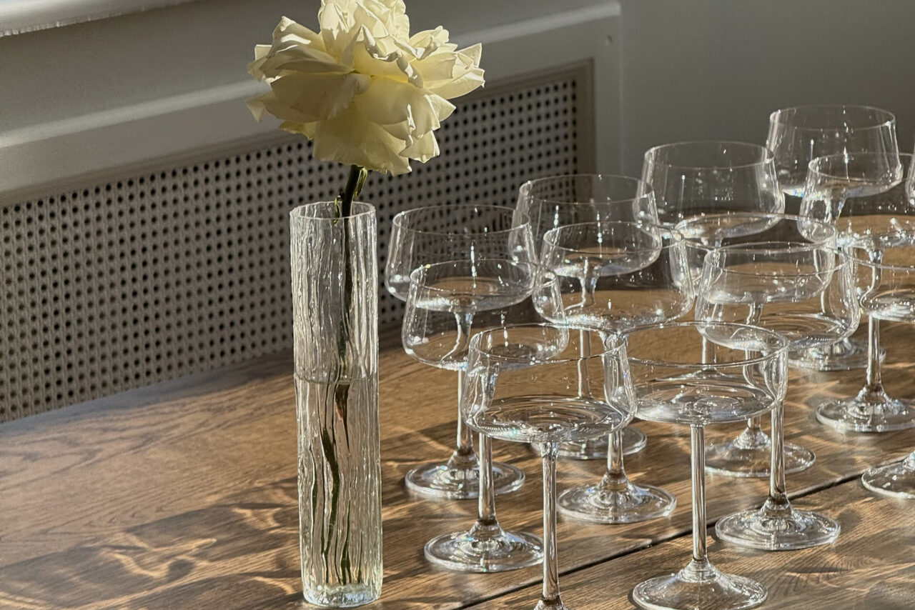 Арендовать Statement(Заявление). Особняк XIX века с лепниной и каминами