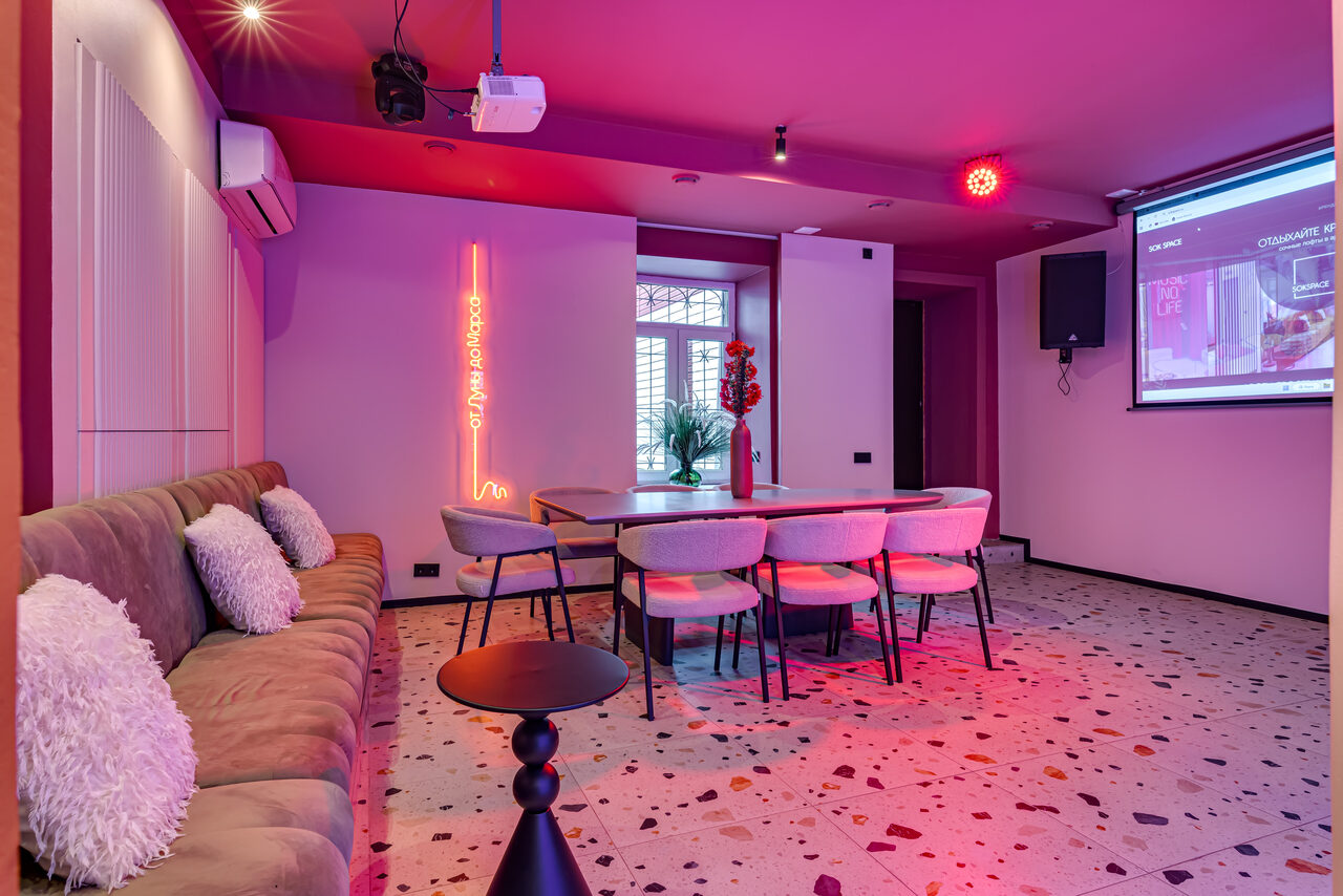 Арендовать Лофт МОЙ ПЕРВЫЙ. Стильный зал с неоном