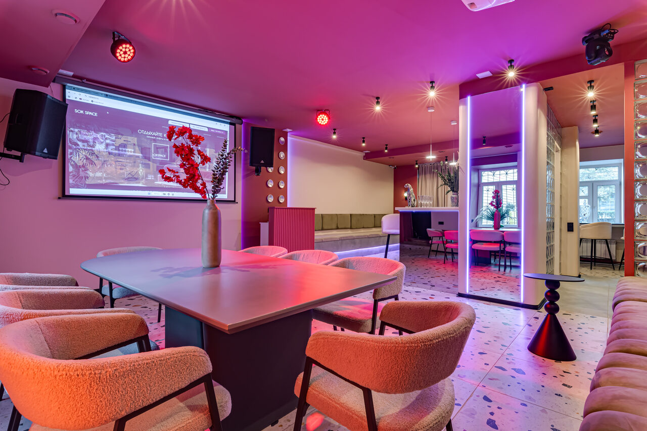 Арендовать Лофт МОЙ ПЕРВЫЙ. Стильный зал с неоном