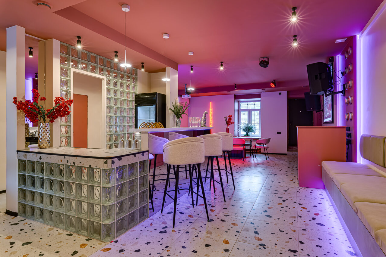 Арендовать Лофт МОЙ ПЕРВЫЙ. Стильный зал с неоном