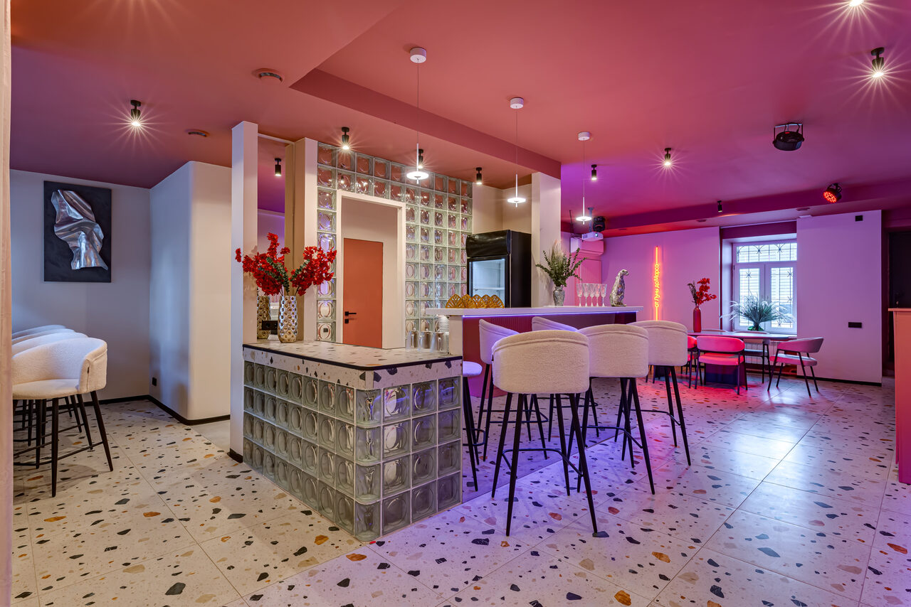 Арендовать Лофт МОЙ ПЕРВЫЙ. Стильный зал с неоном