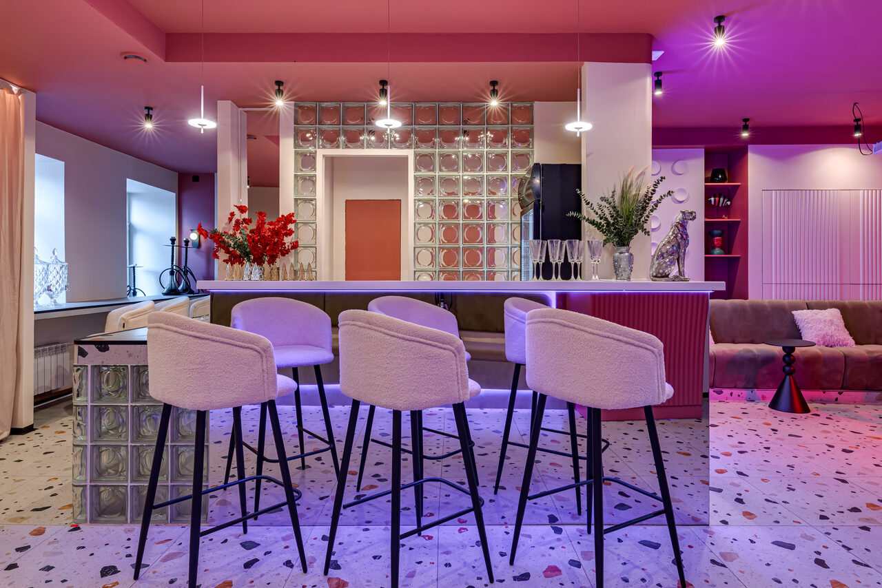 Арендовать Лофт МОЙ ПЕРВЫЙ. Стильный зал с неоном