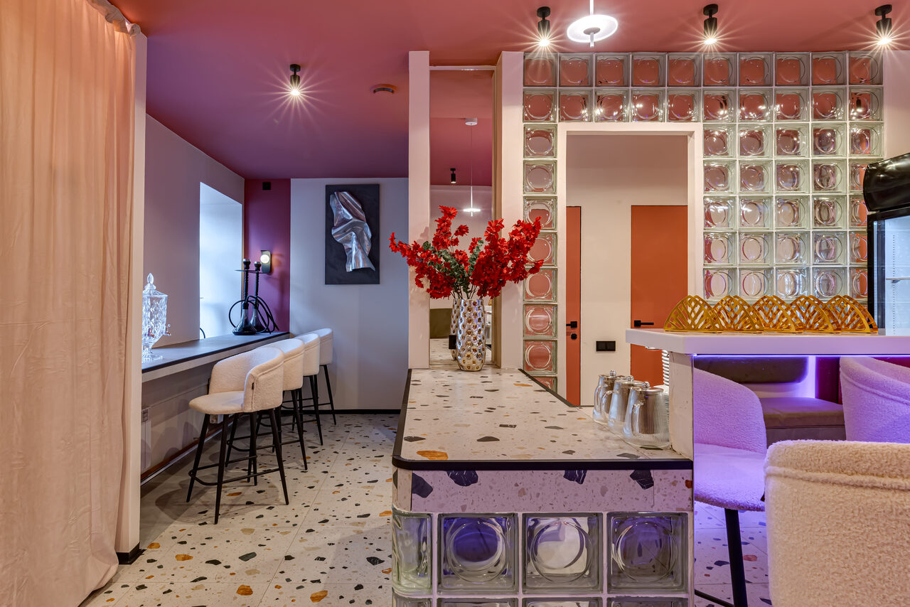 Арендовать Лофт МОЙ ПЕРВЫЙ. Стильный зал с неоном