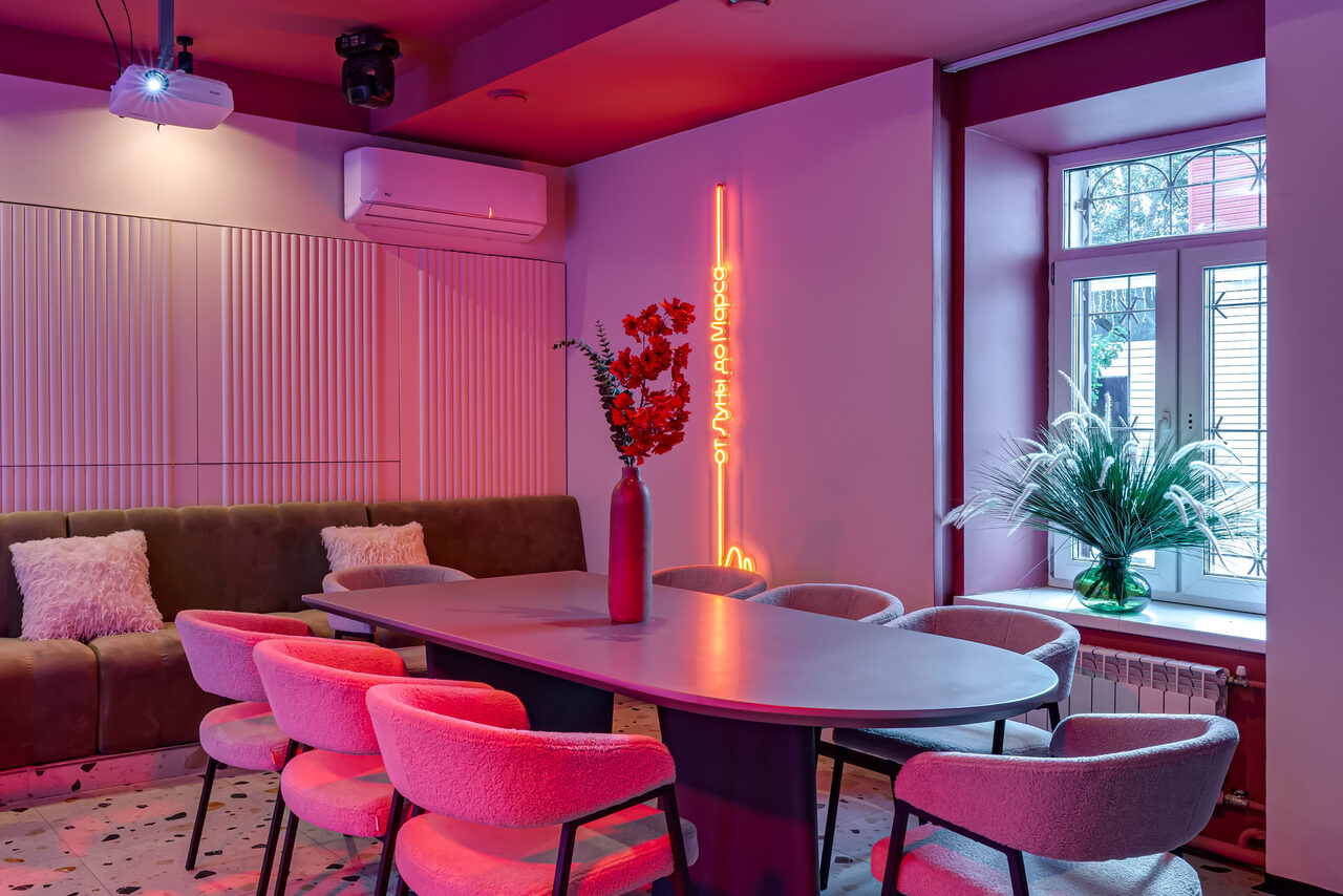 Арендовать Лофт МОЙ ПЕРВЫЙ. Стильный зал с неоном