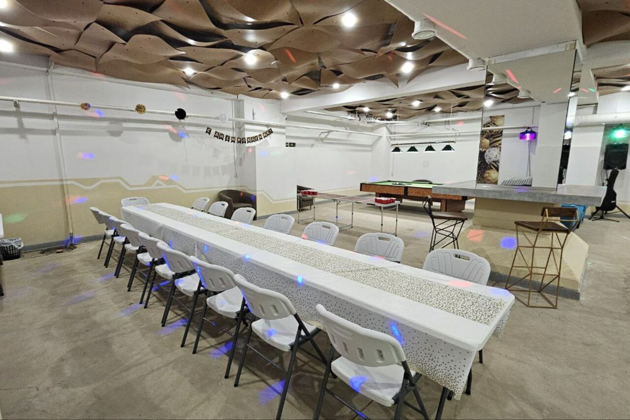 Арендовать Караоке-лофт с бильярдом
