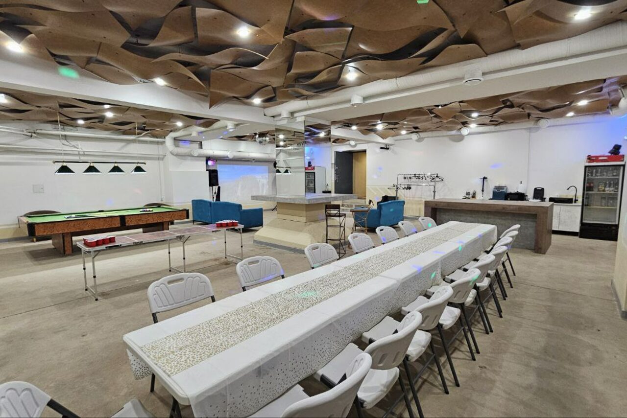 Арендовать Караоке-лофт с бильярдом