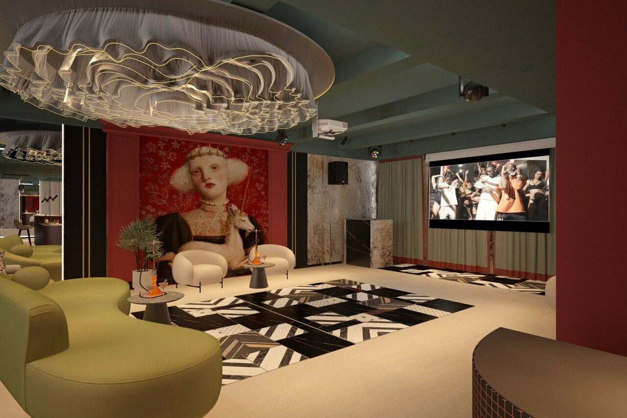 Арендовать Стильное пространство Астрид. Креативное помещение с мягкими зелеными диванами, белыми креслами, большим экраном и проектором. Декоративные элементы: потолочное освещение сложной формы, черно-белый пол с узором, красное панно с портретом. Стены светло-зеленые, отделка под мрамор.