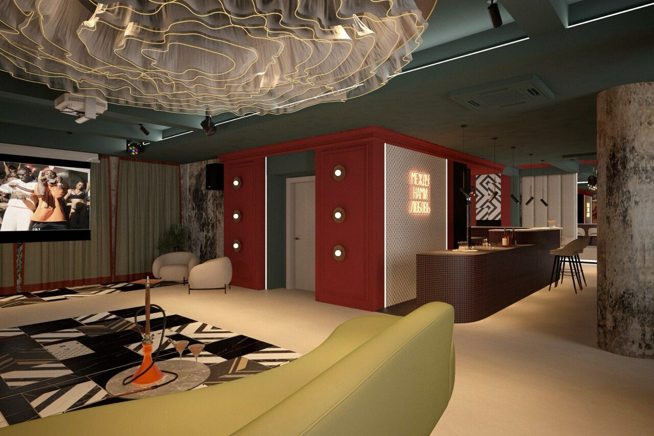 Арендовать Стильное пространство Астрид. Современное пространство с ярким интерьером, зонировано на зоны отдыха и барную стойку. Мягкая мебель, большой экран, ковер с геометрическим узором, светильник на потолке. Красные и зеленые оттенки, металлические и деревянные элементы, яркая надпись на стене.