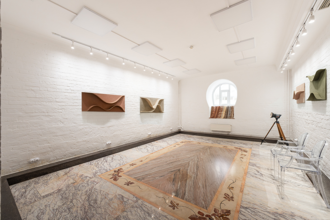 Арендовать Светлый Лофт. Многофункциональное пространство с белыми кирпичными стенами, светлым плиточным полом с орнаментом. Прямоугольная планировка, декоративные панели на стенах, окно с круглым верхом, несколько прозрачных стульев, телескоп. Потолочное и настенное освещение.