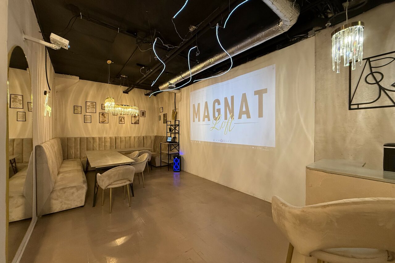 Арендовать Лофт SUNRISE(Восход Солнца). Просторное помещение на 15 гостей. Лофт-пространство с мягкими диванами и креслами, обеденным столом. Декор: картины на стенах, металлоконструкции. Оборудование: проектор. Цвета: бежевый, белый. Освещение: подвесные светильники. Потолок с видимыми трубами и проводами.