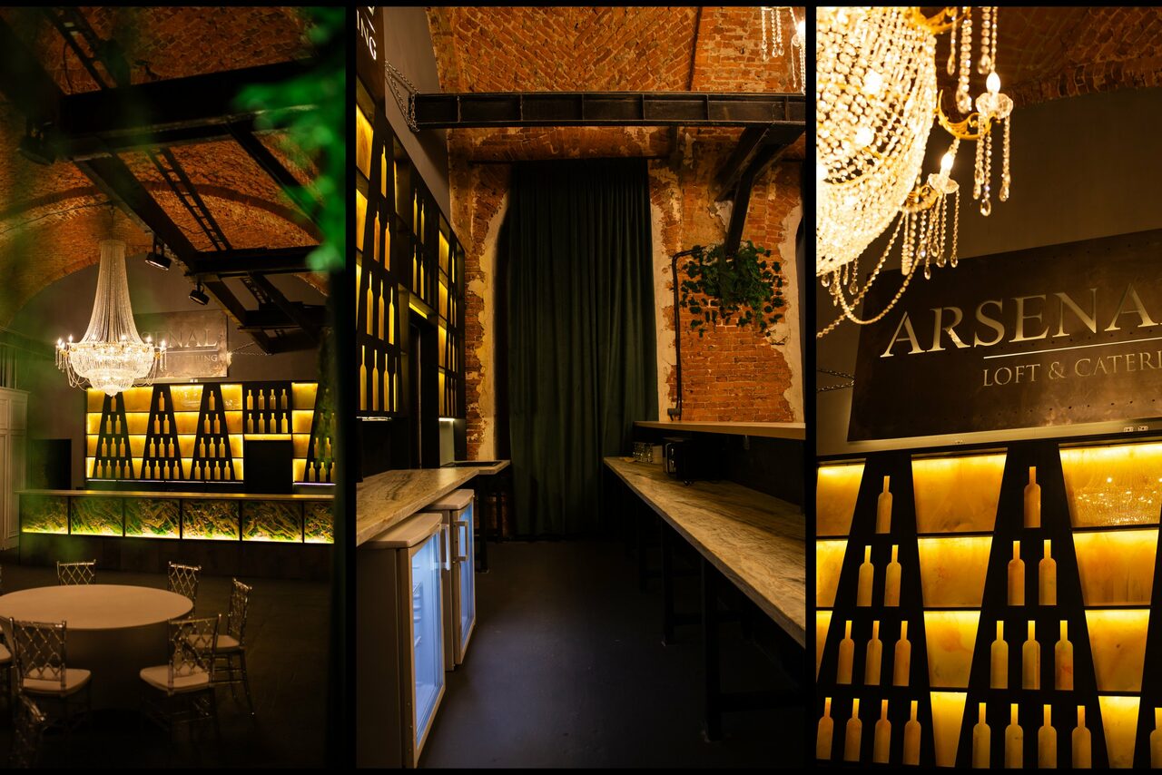 Арендовать Arsenal Loft(Арсенал Лофт). Лофт-пространство с кирпичными стенами, высокими потолками и металлическими балками. Мебель: круглые белые столы, металлические стулья. Освещение: люстра и подсветка стеллажей с бутылками. Цвета: теплые желтые и коричневые тона.