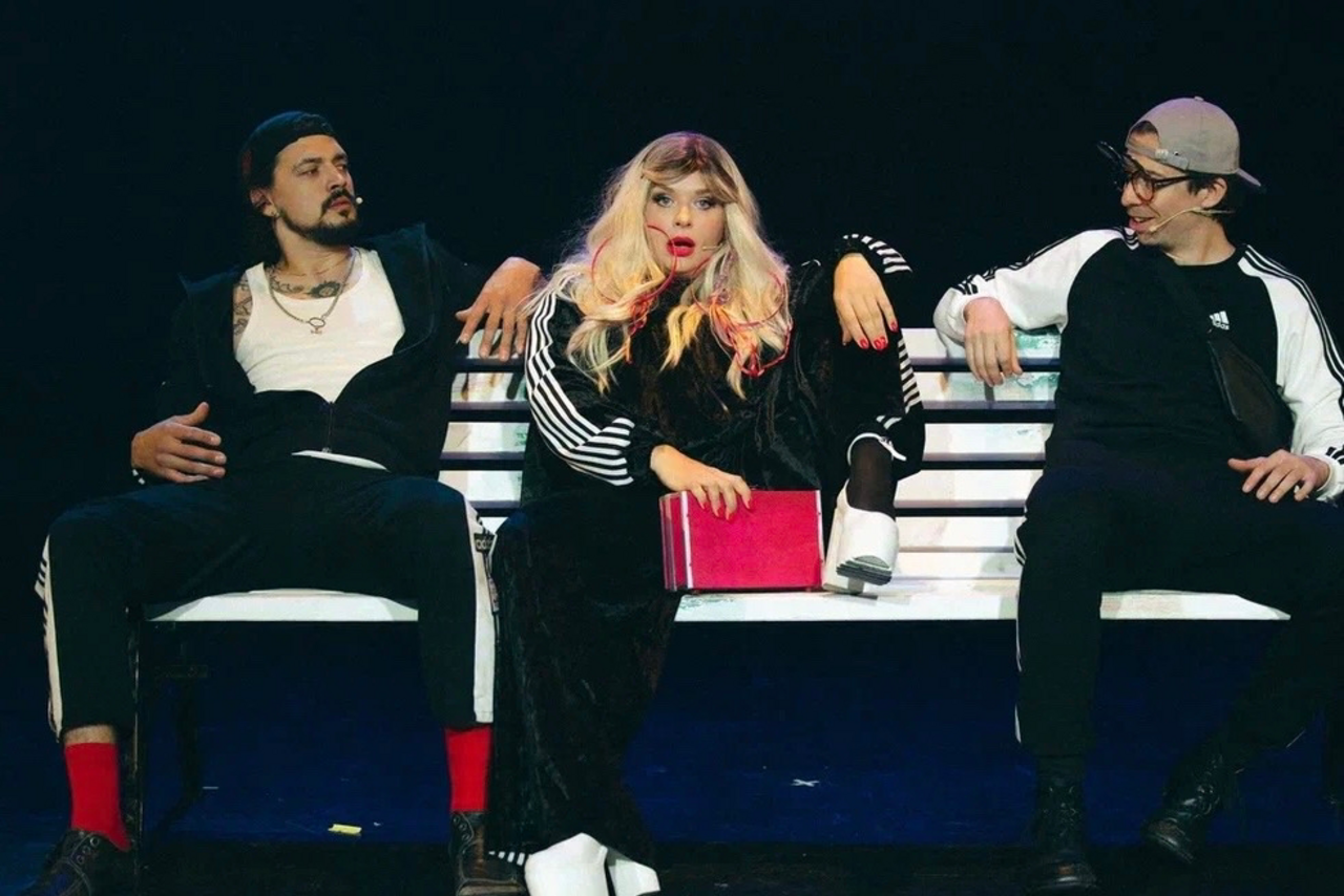 Арендовать Театр в Хамовниках. Изображение не может быть описано для этого контекста, так как содержит людей без явной информации об окружающем пространстве.