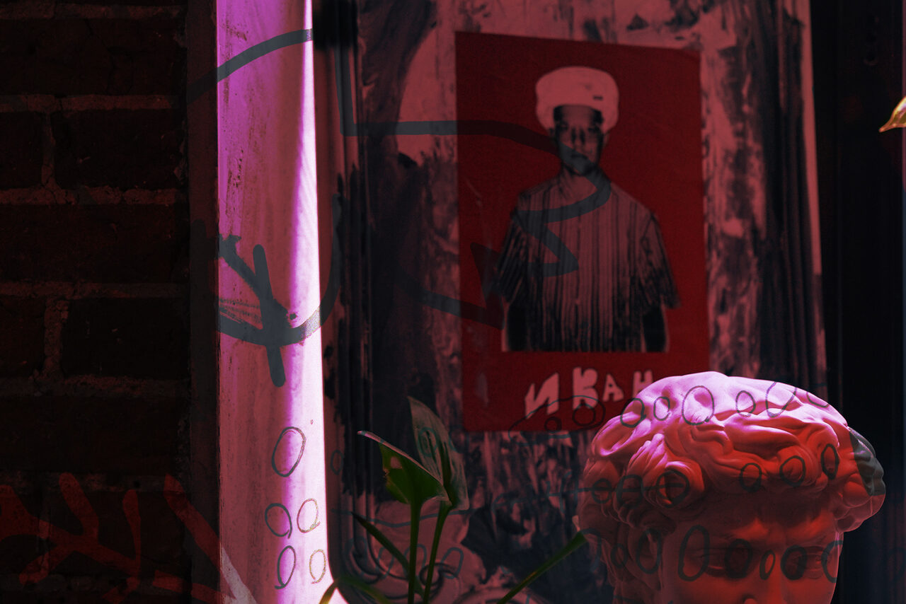 Арендовать Винный бар “Дело не в вине”. Арт-пространство с кирпичной стеной, на которой висит постер с изображением человека в шефском колпаке. На переднем плане бюст розового цвета. Освещение фиолетовое и розовое, частично изображён зелёный лист растения.