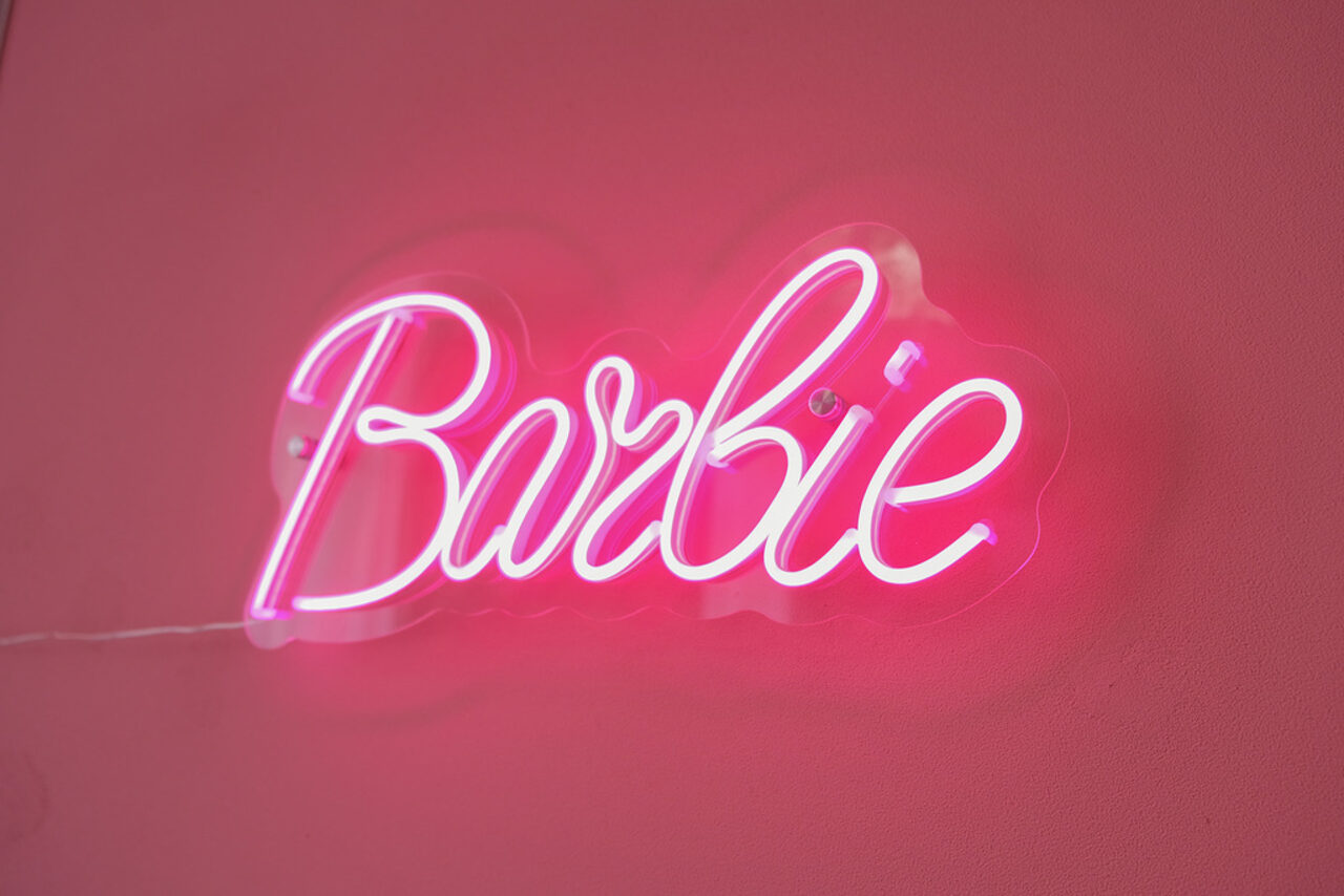 Арендовать Лофт Барби. Неоновая надпись "Barbie" розового цвета на розовой стене.