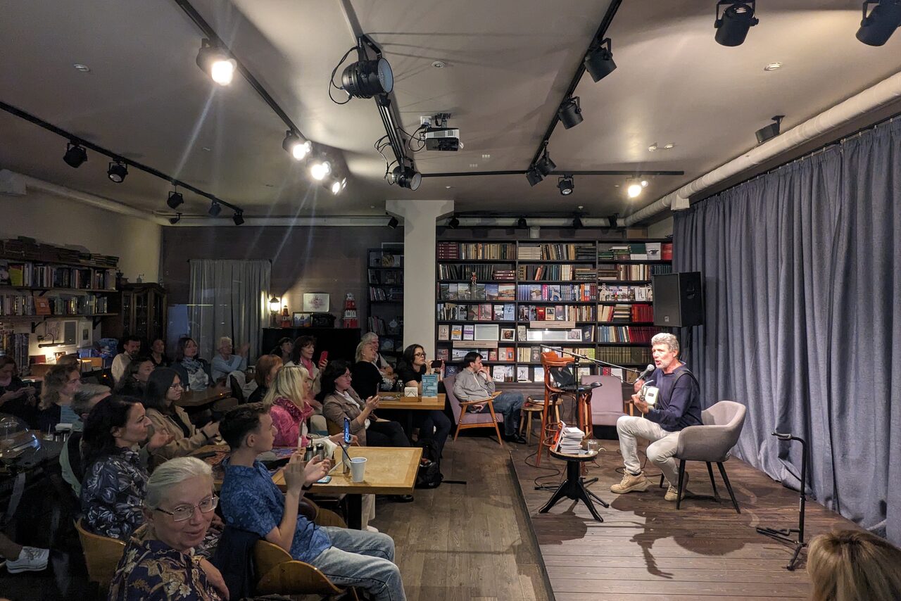 Арендовать Книги и кофе. Творческий лофт со сценой