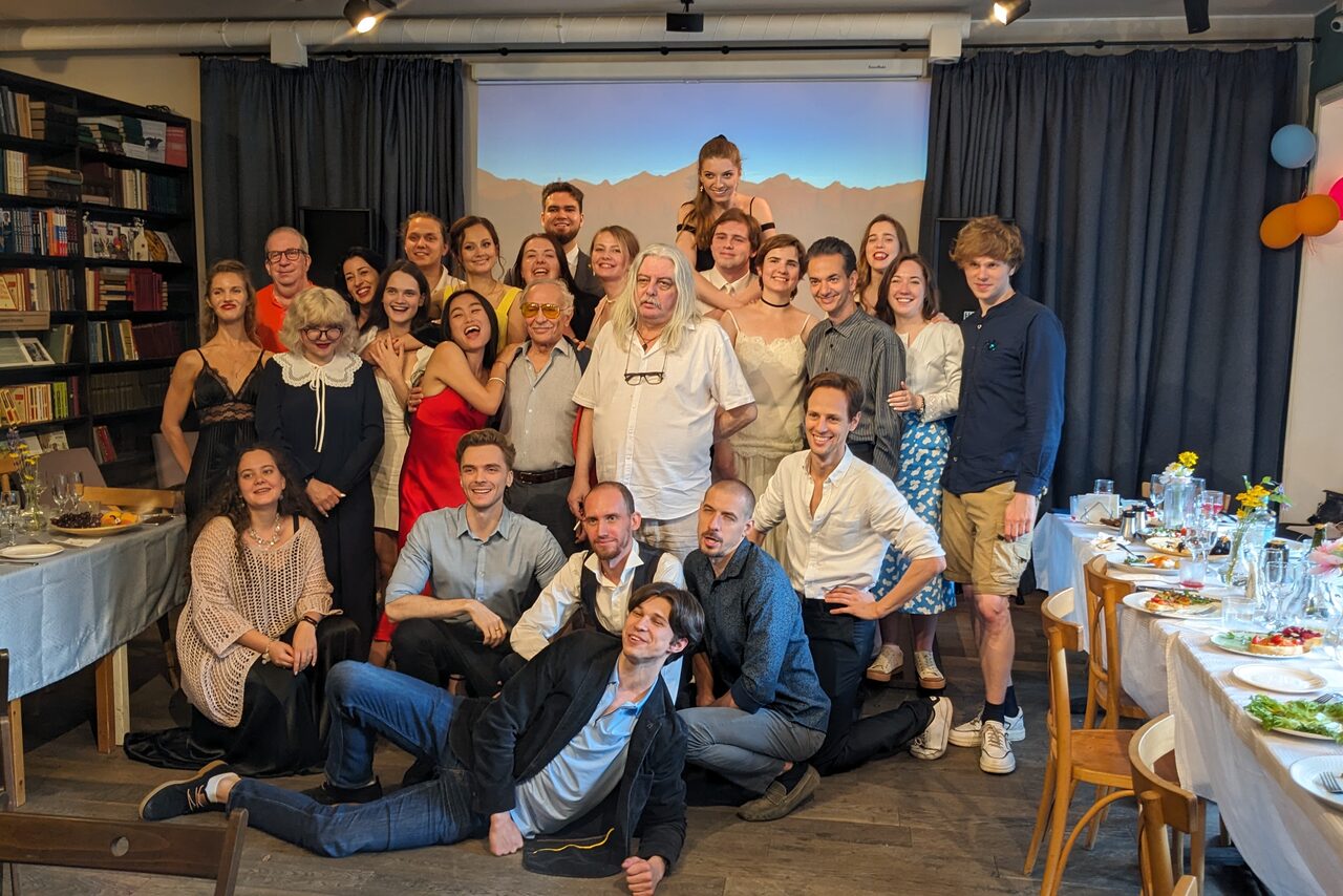 Арендовать Книги и кофе. Творческий лофт со сценой