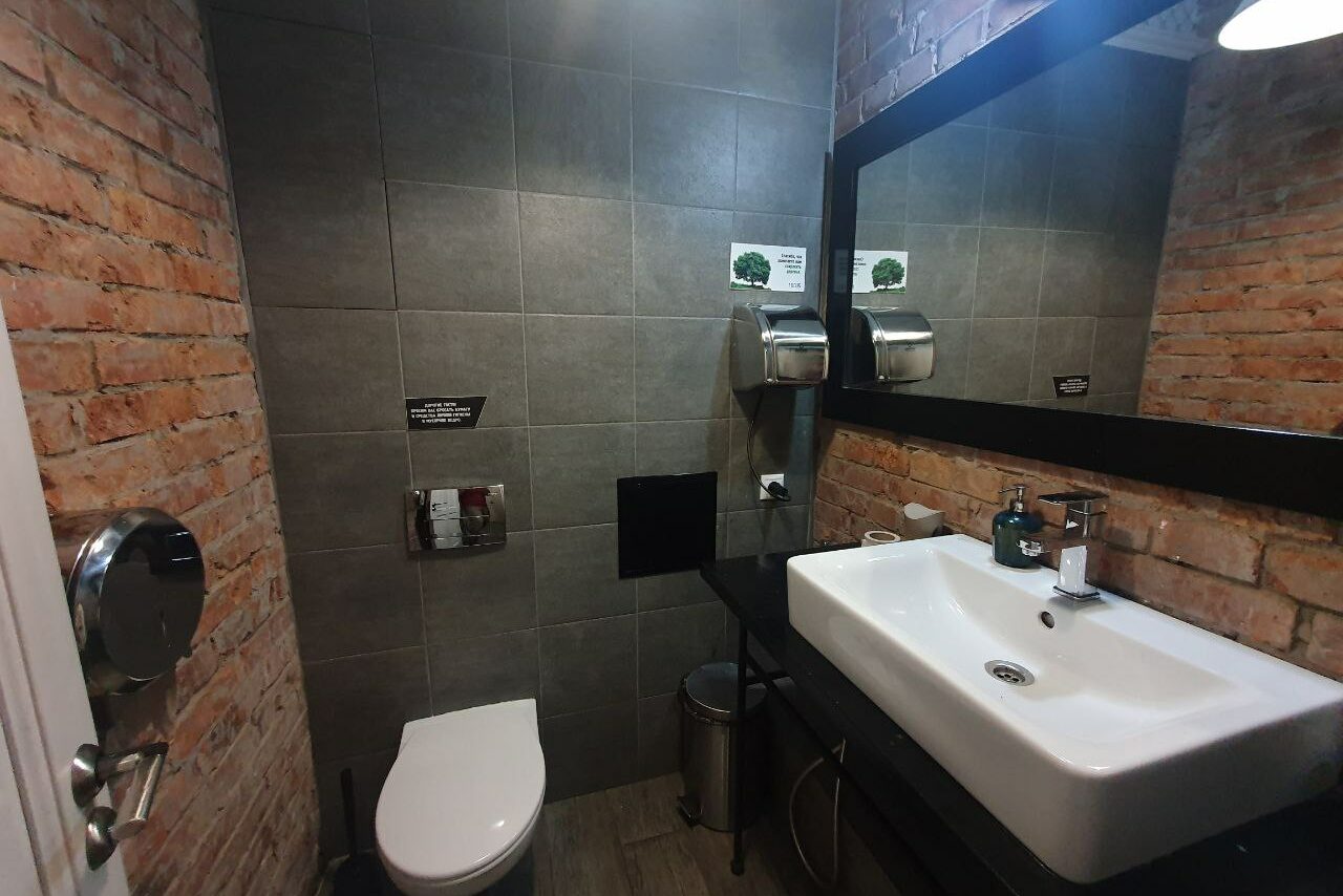 Арендовать Роскошный панорамный лофт . Наряженная ёлка с небольшим круглым столом