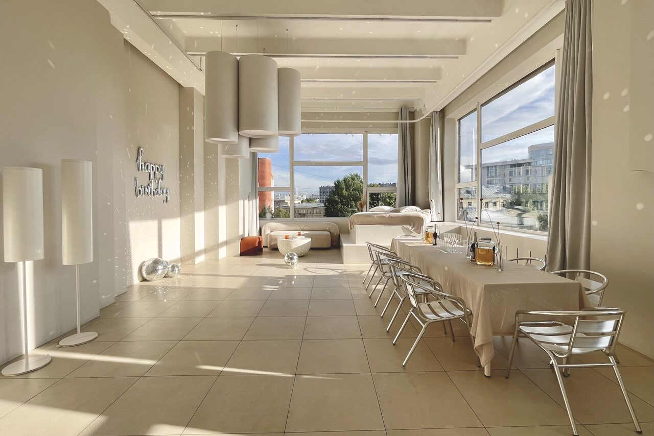 Арендовать Роскошный панорамный лофт . Небольшие журнальные столики. Дизайнерские стулья. Зеркало