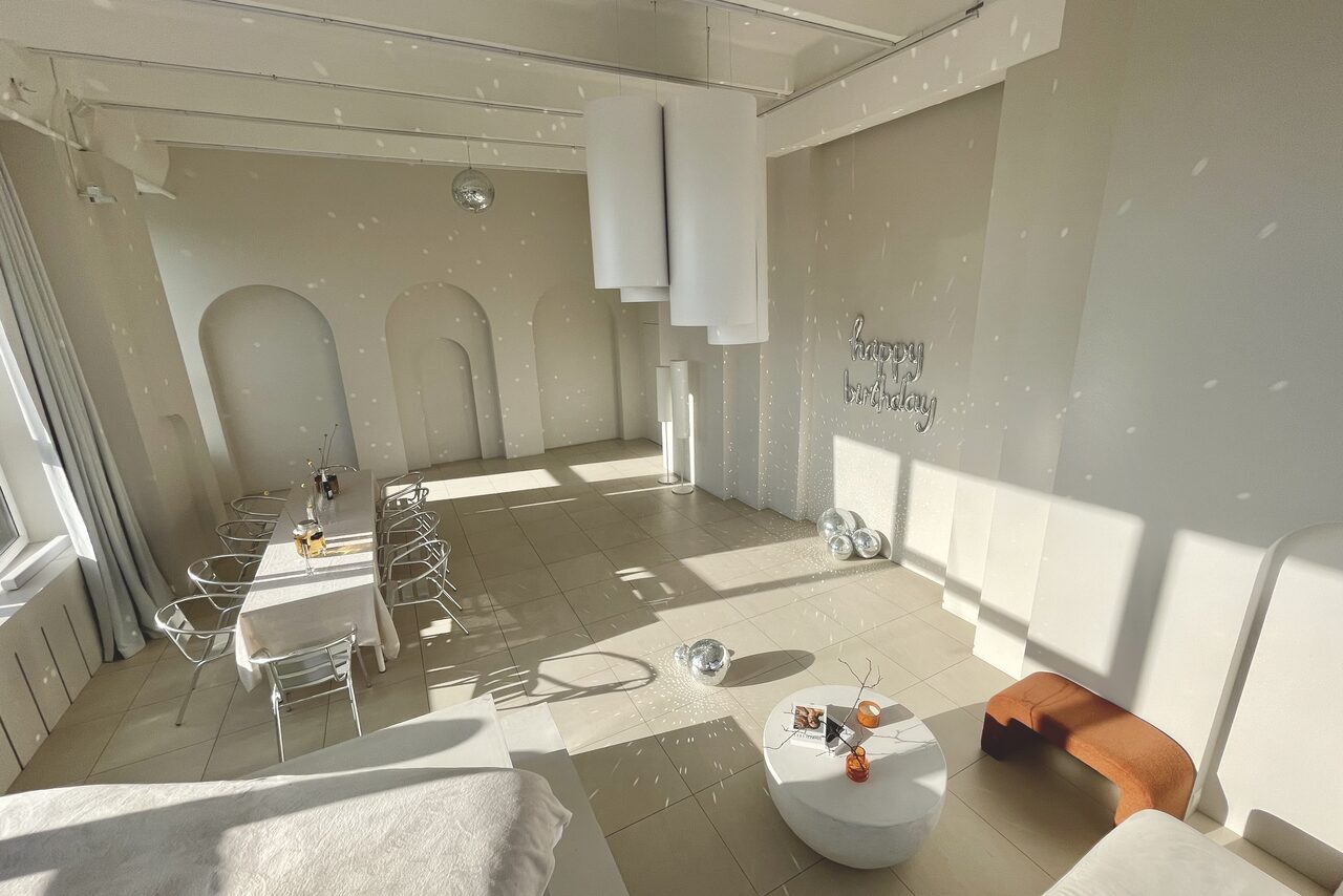 Арендовать Роскошный панорамный лофт . Свободное пространство. Небольшие журнальные столики. Дизайнерские стулья