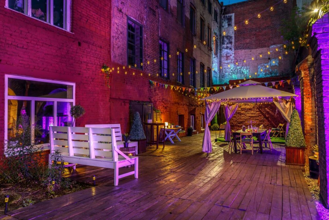 Арендовать Исторический лофт эпохи Российской Империи с летней верандой