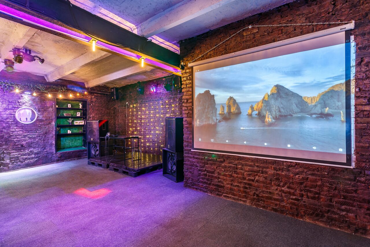 Арендовать Исторический лофт эпохи Российской Империи с летней верандой