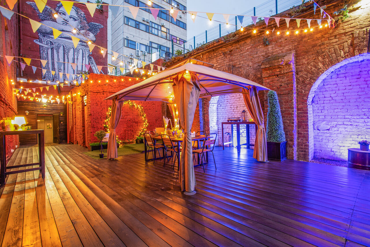 Арендовать Исторический лофт эпохи Российской Империи с летней верандой