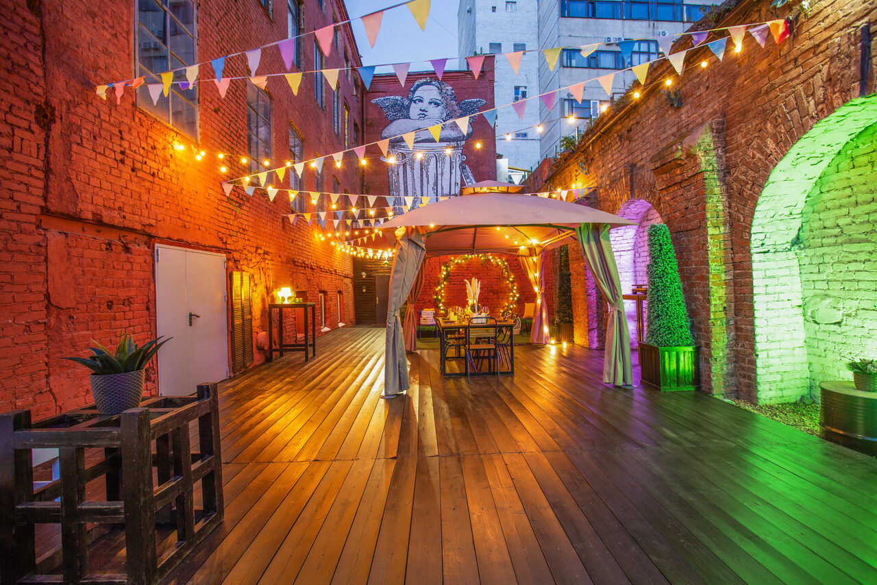 Арендовать Исторический лофт эпохи Российской Империи с летней верандой