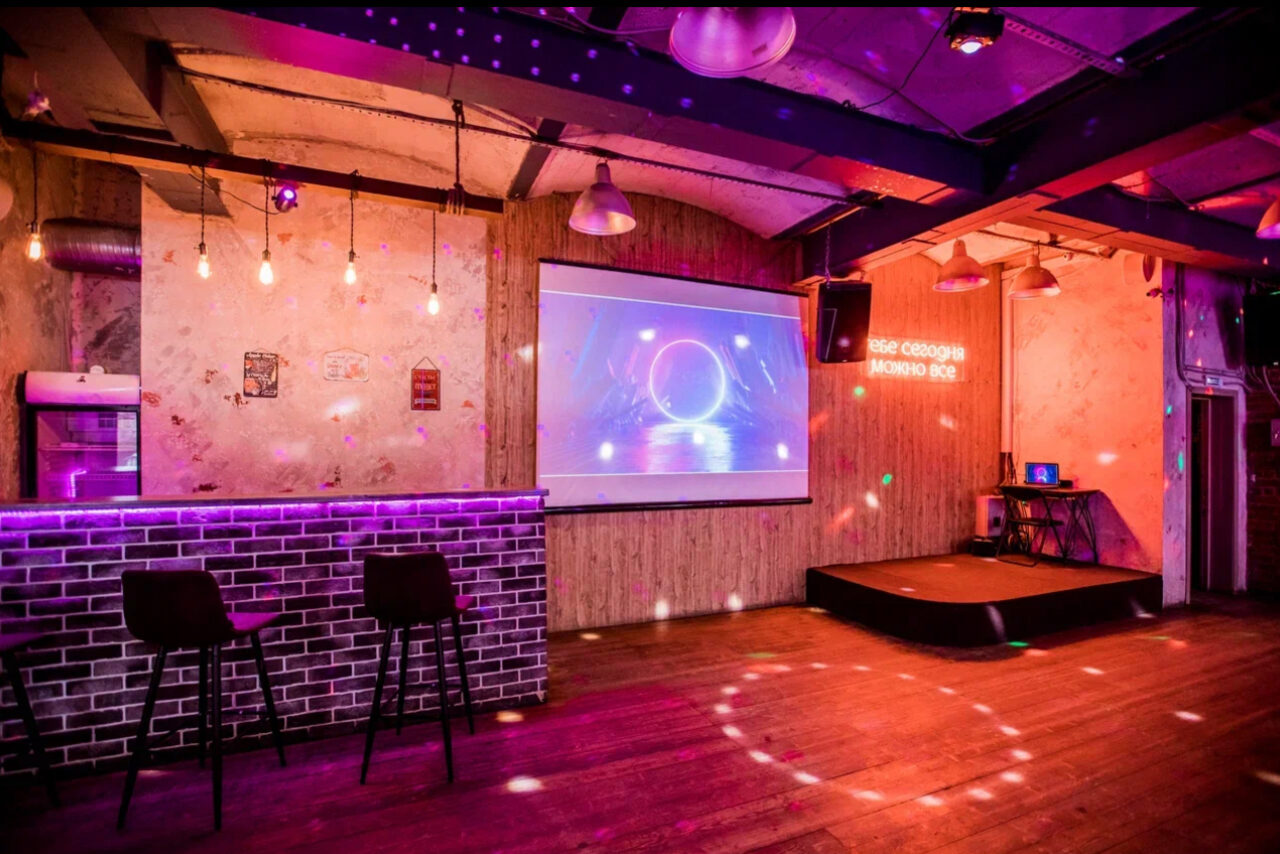Арендовать Кирпичный лофт с неонами и сценой