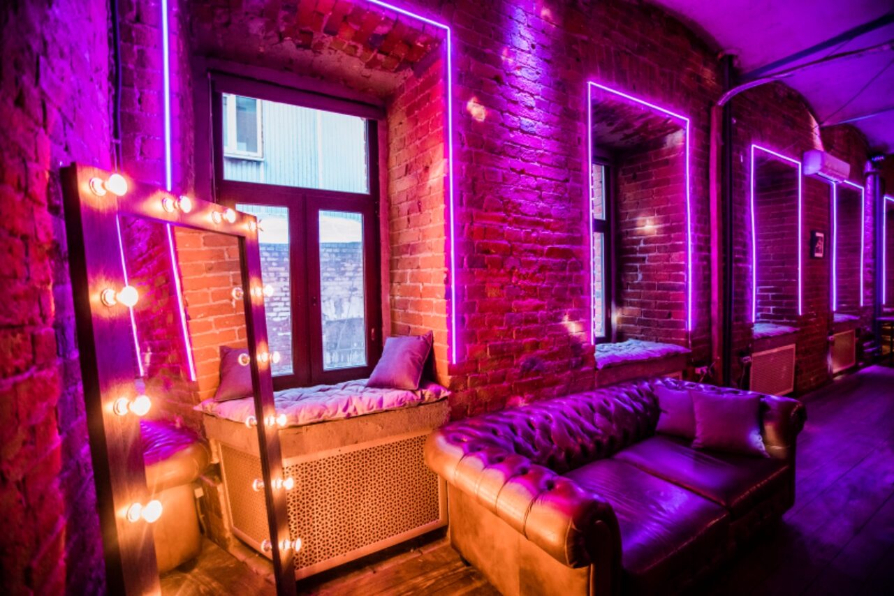 Арендовать Кирпичный лофт с неонами и сценой