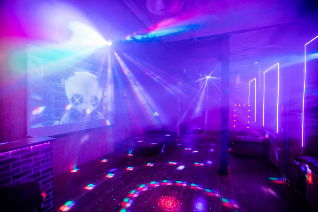 Арендовать Кирпичный лофт с неонами и сценой