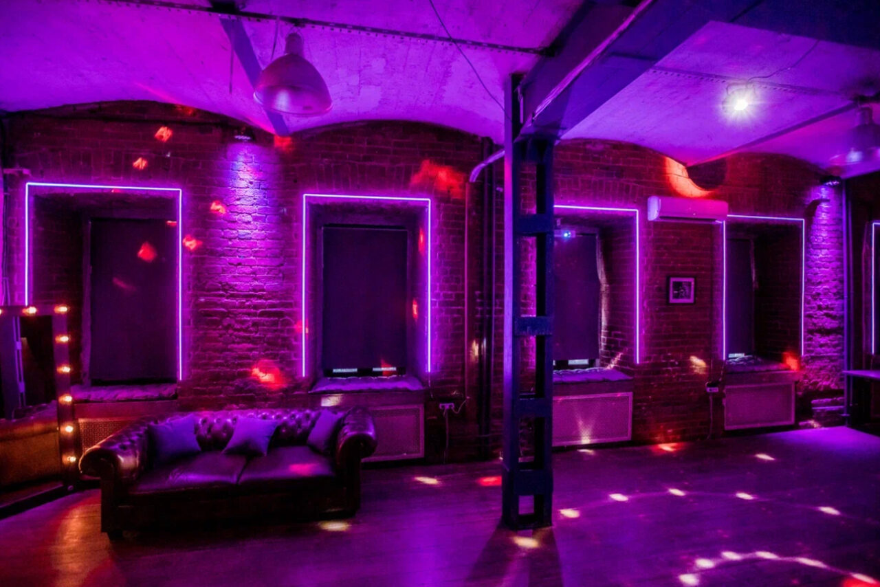 Арендовать Кирпичный лофт с неонами и сценой