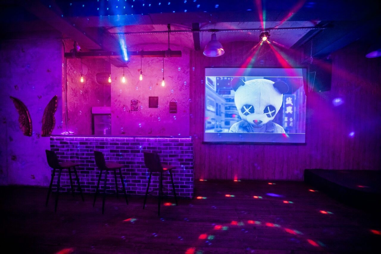 Арендовать Кирпичный лофт с неонами и сценой