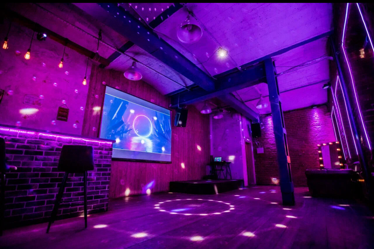 Арендовать Кирпичный лофт с неонами и сценой