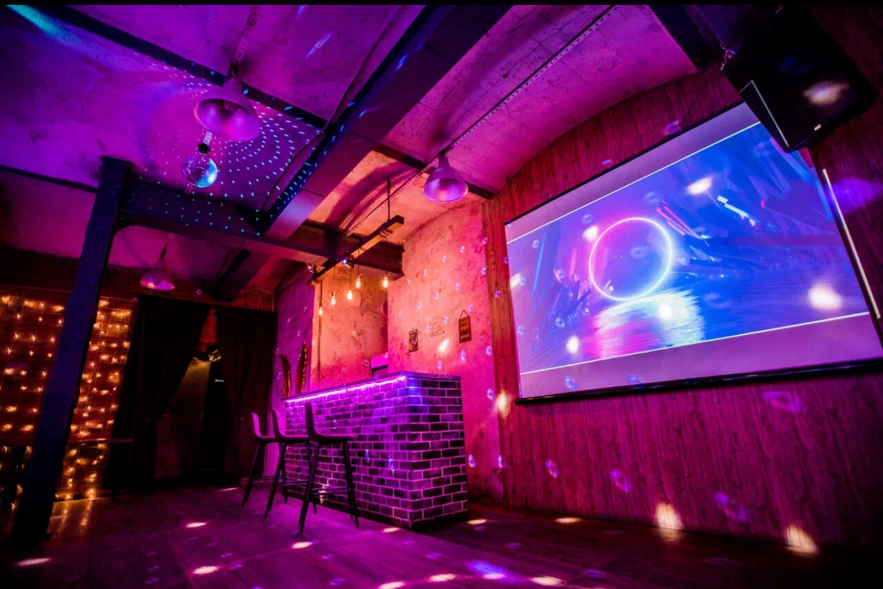 Арендовать Кирпичный лофт с неонами и сценой