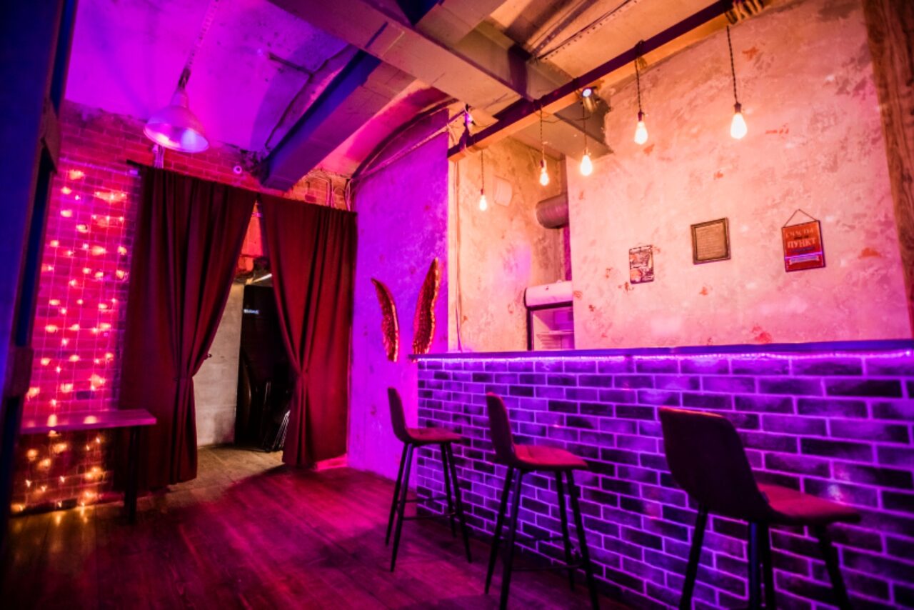 Арендовать Кирпичный лофт с неонами и сценой