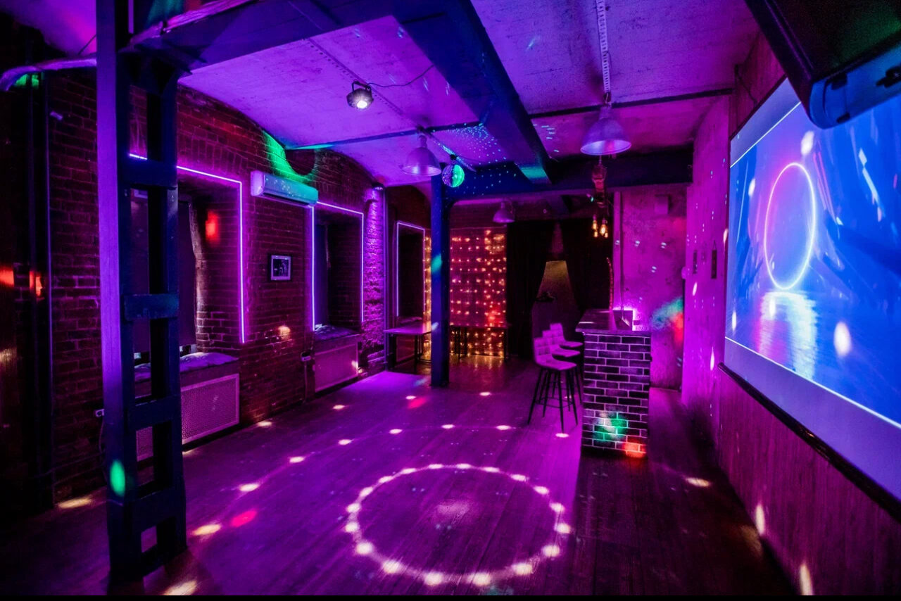 Арендовать Кирпичный лофт с неонами и сценой