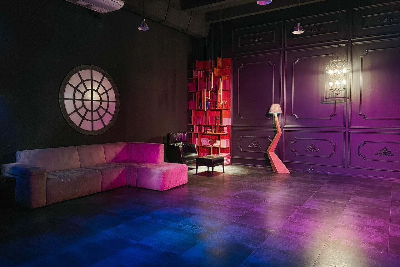 Арендовать Стильный панорамный лофт на Петроградке. Диско-шар. Играющий свет. Подсвеченные буквы HAPPY. Профессиональная лампа. Декоративный стул