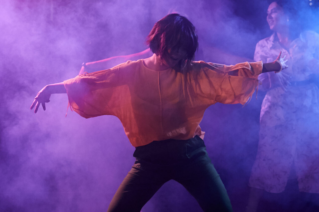 Арендовать Стильный панорамный лофт на Петроградке. Диван. Кондиционер. Книжная полка. Лампа. Подвесной светильник