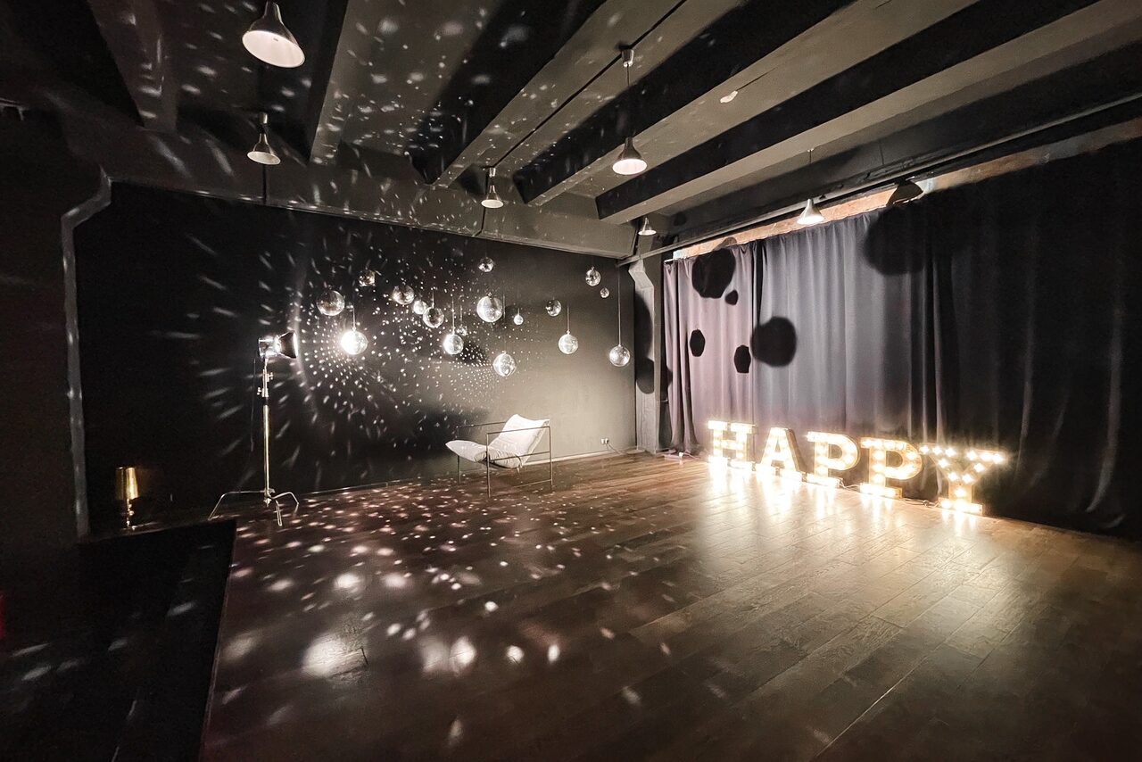 Арендовать Стильный панорамный лофт на Петроградке. Диско-шар. Играющий свет. Подсвеченные буквы HAPPY. Профессиональная лампа. Декоративный стул. Панорамный вид из окна