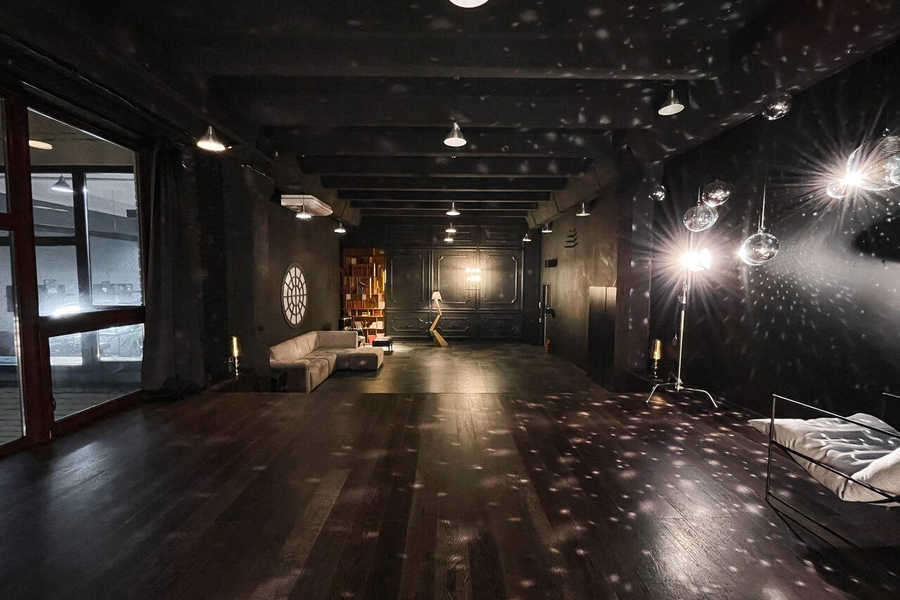 Арендовать Стильный панорамный лофт на Петроградке. Много счастливых людей, улыбающихся и машущих в камеру