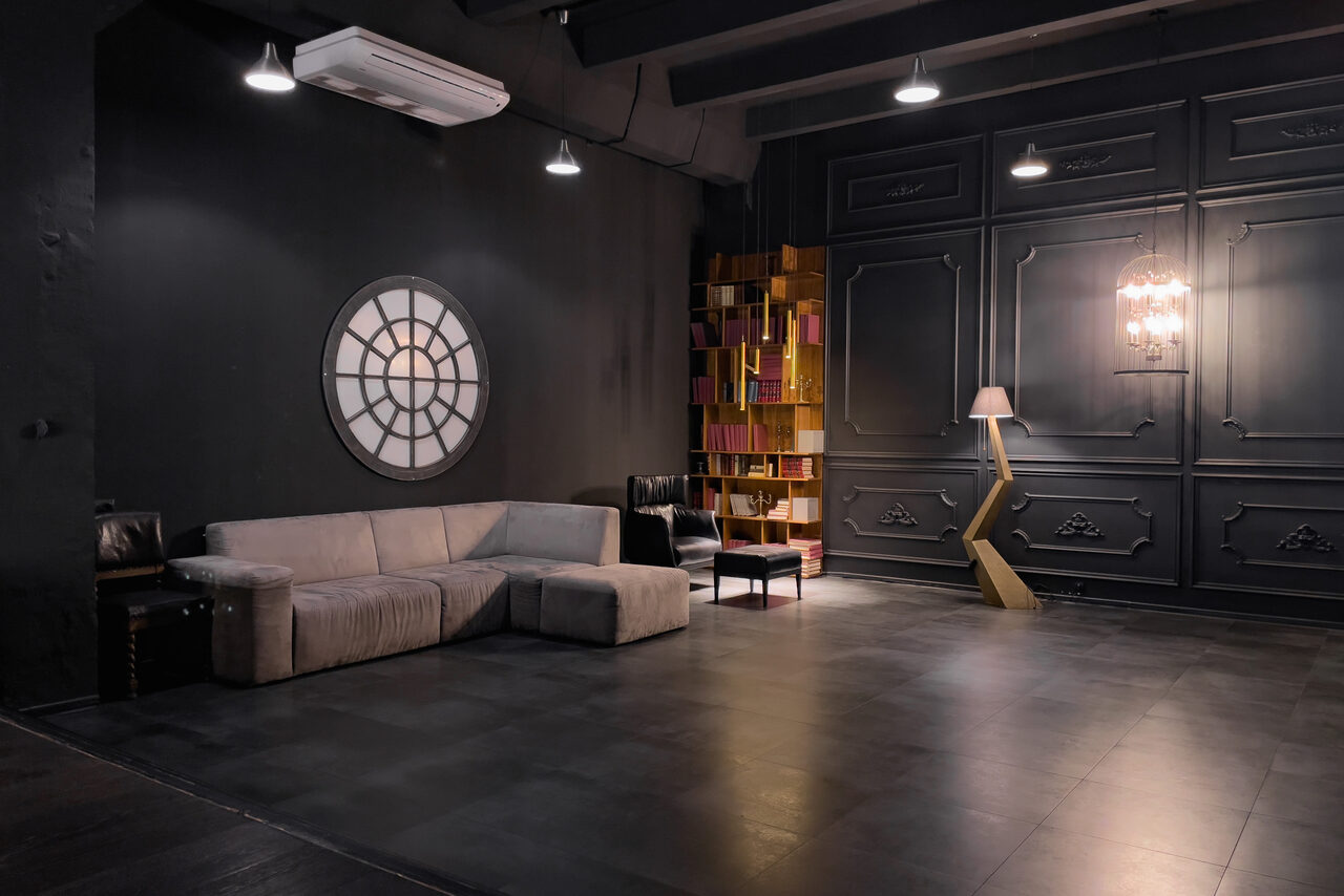 Арендовать Стильный панорамный лофт на Петроградке. Близкий ракурс книжной полки