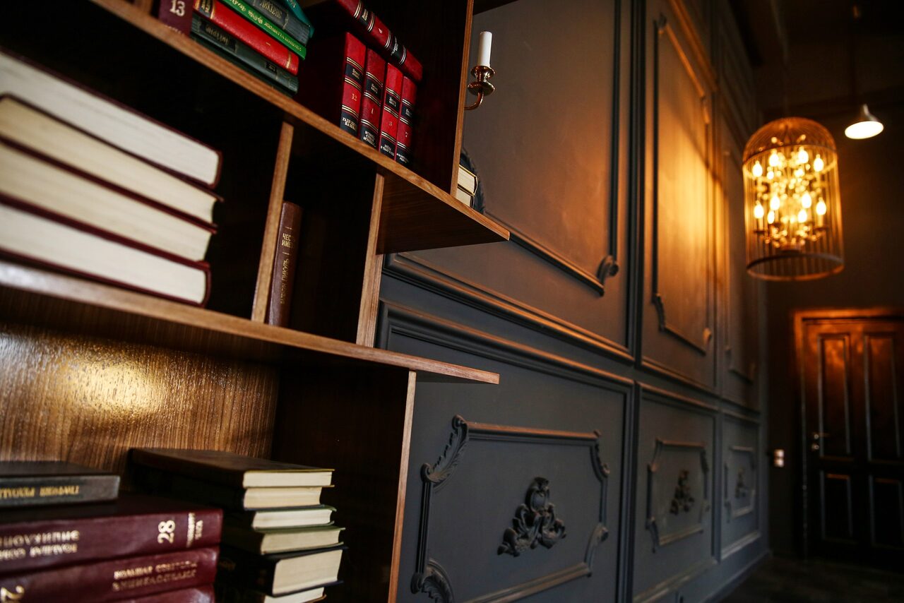 Арендовать Стильный панорамный лофт на Петроградке. Фуршетные чёрные столы в форме песочных часов. Затемнённый свет