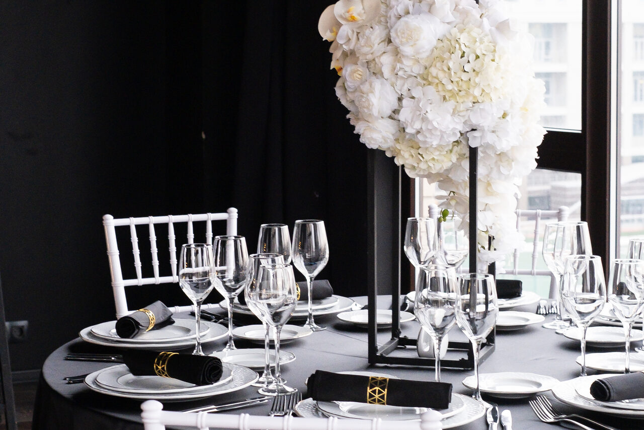 Арендовать Стильный панорамный лофт на Петроградке. Стилистически украшенный столы под свадебное мероприятие-